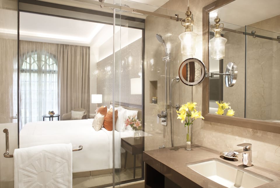 Deluxe Room, 1 King Bed | Bathroom | Free toiletries, hair dryer, bathrobes, slippers