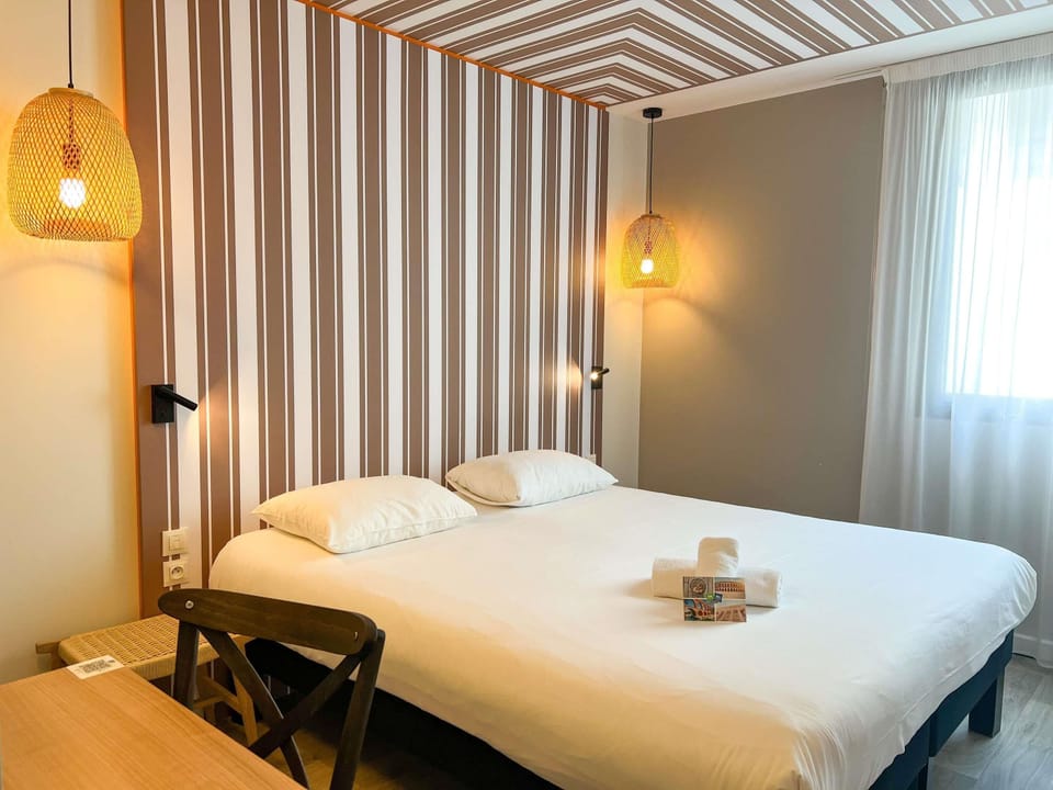 Standard Double Room, 1 Double Bed | In-room safe, desk, laptop workspace, soundproofing