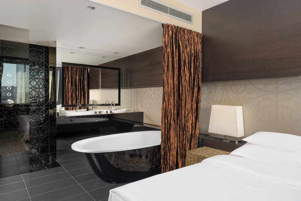 Senior Suite | Bathroom | Rainfall showerhead, free toiletries, hair dryer, towels