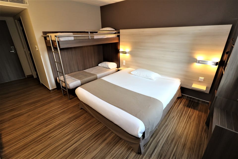 Family Quadruple Room | Desk, soundproofing, iron/ironing board, cribs/infant beds