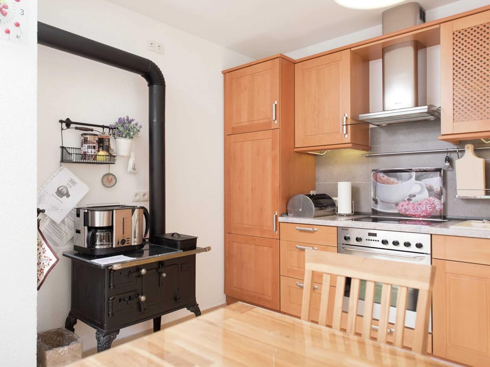 House | Private kitchen | Microwave, coffee/tea maker, highchair