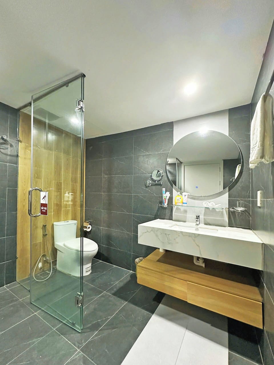 Premier Double Room | Bathroom | Free toiletries, hair dryer, bathrobes, slippers