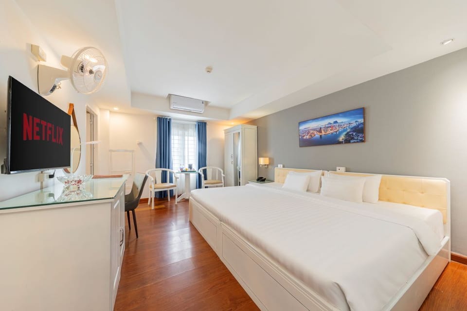 Deluxe Double Room | Minibar, in-room safe, iron/ironing board, WiFi (free)
