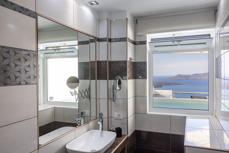 Suite (Venus) | Bathroom | Combined shower/tub, jetted tub, eco-friendly toiletries, hair dryer