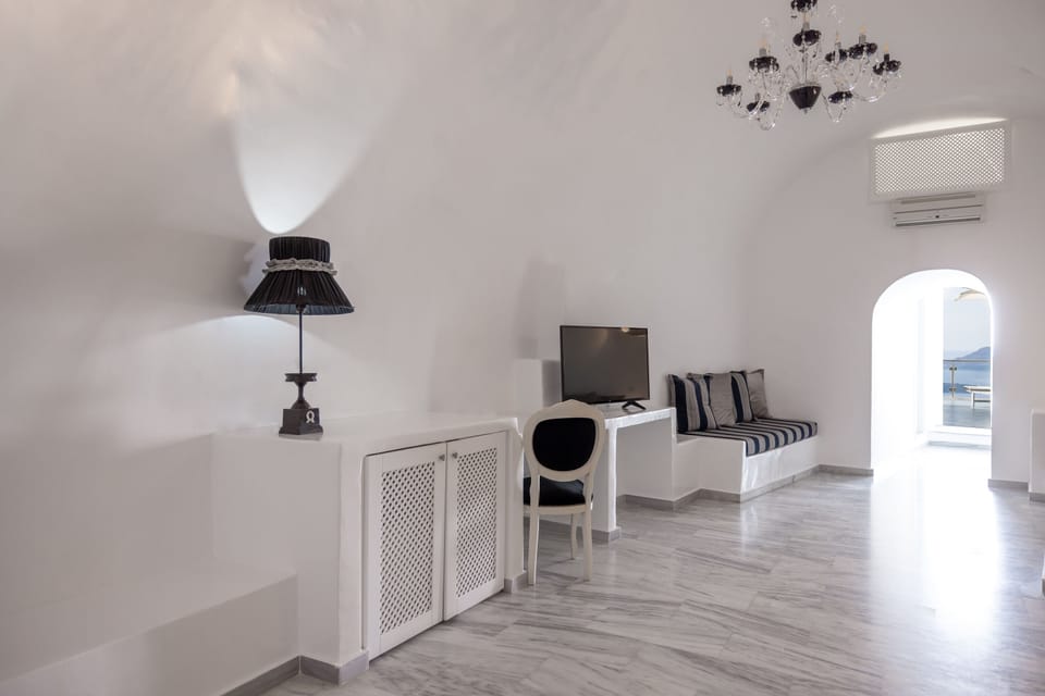 Classic Suite (La Luna) | Egyptian cotton sheets, pillowtop beds, in-room safe, desk