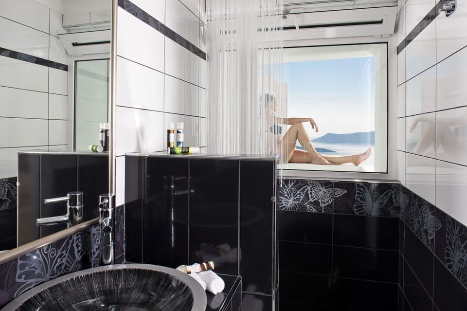 Suite (Galatea) | Bathroom | Combined shower/tub, jetted tub, eco-friendly toiletries, hair dryer