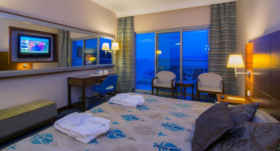 Free minibar, in-room safe, desk