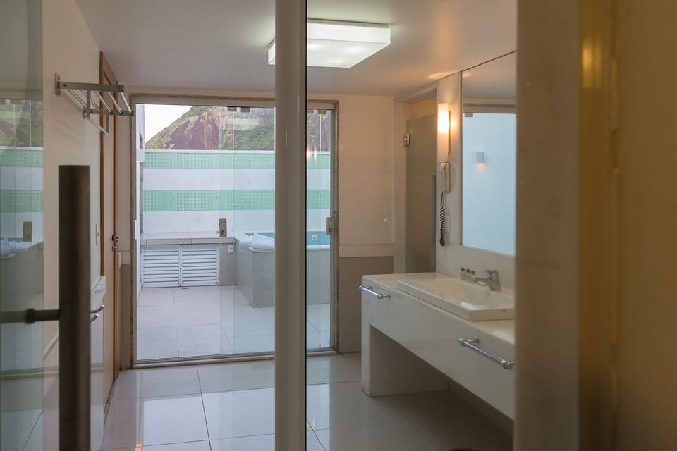 Shower, free toiletries, hair dryer, bidet