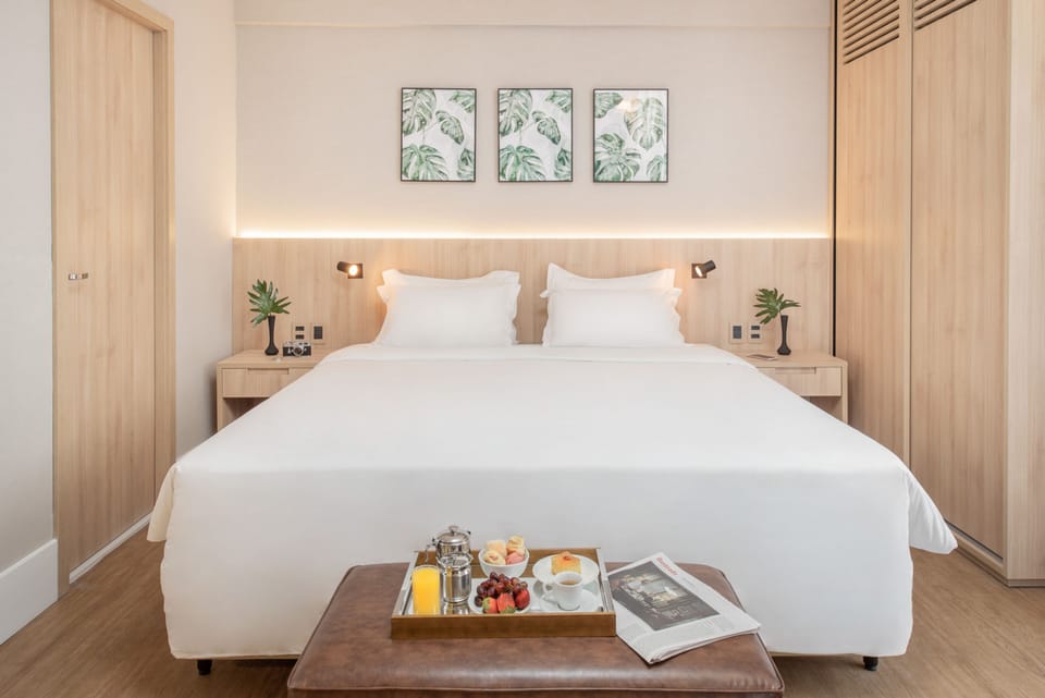 Luxo Casal - 1 Cama Casal | Minibar, in-room safe, desk, blackout drapes