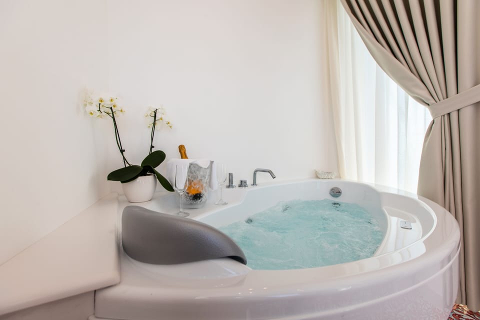 King Room with Spa Bath | Private spa tub