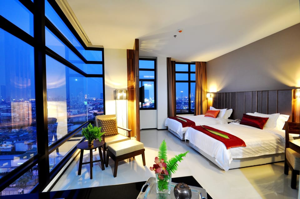 Express Suite, City View | Living area | 42-inch LCD TV with satellite channels, TV