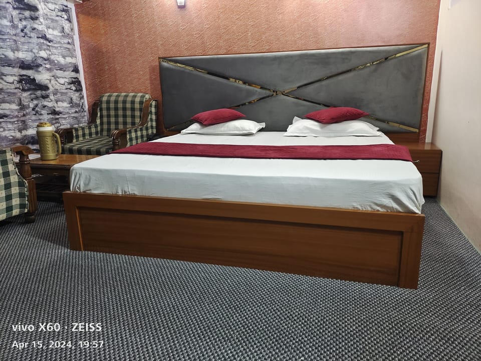 Minibar, desk, soundproofing, iron/ironing board
