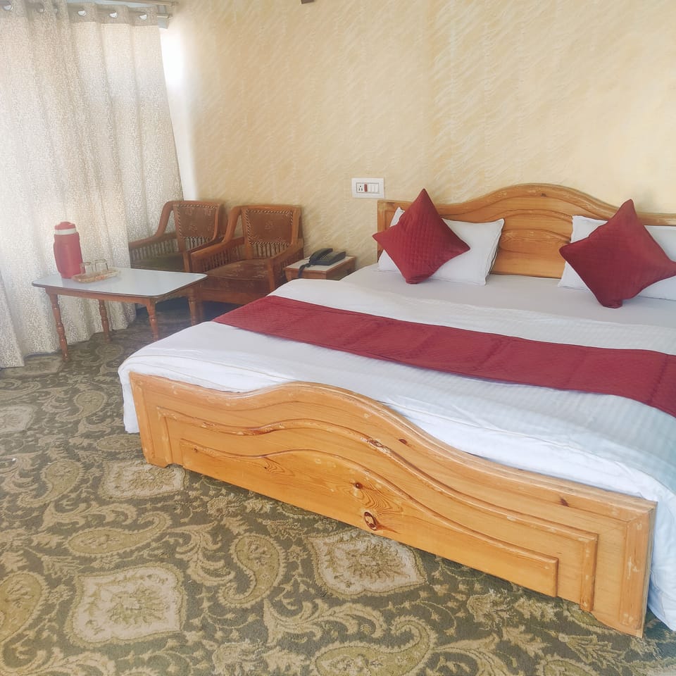 Minibar, desk, soundproofing, iron/ironing board