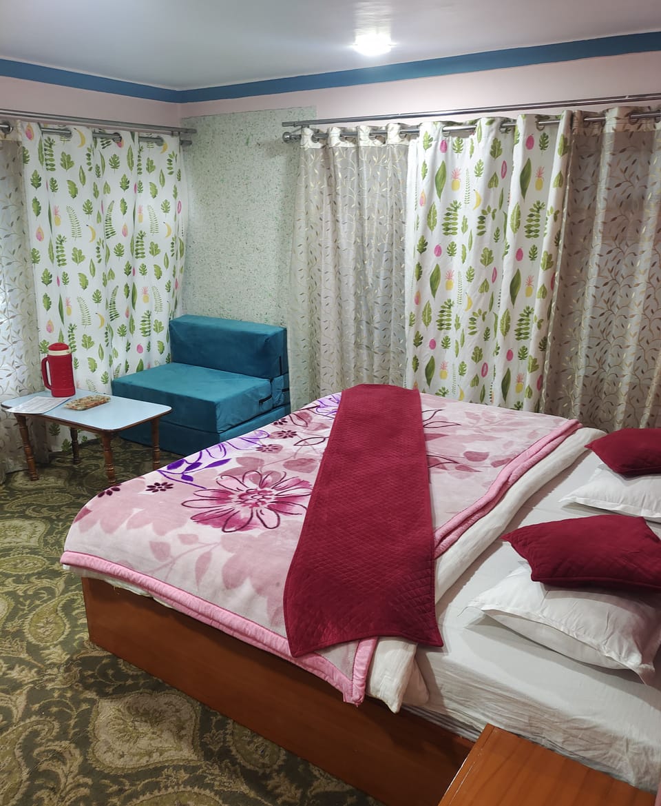 Minibar, desk, soundproofing, iron/ironing board