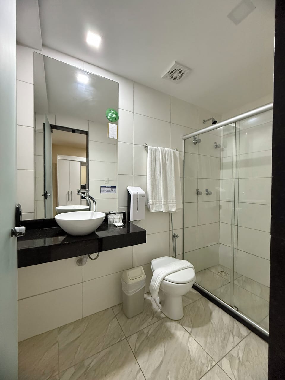 Standard Triple Room | Bathroom | Shower, free toiletries, hair dryer, towels