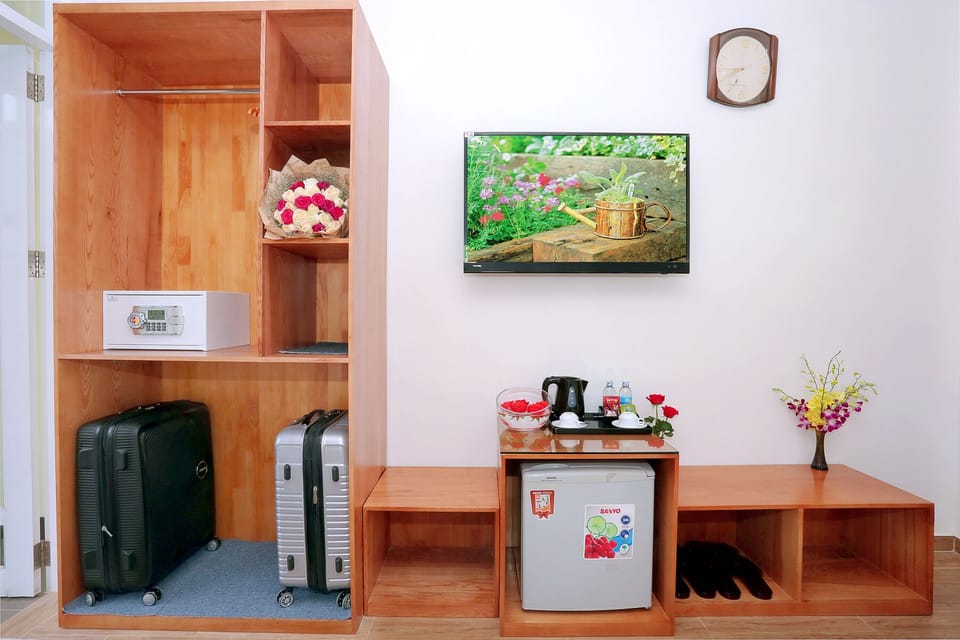 Deluxe Room, 2 Double Beds | Living area | 32-inch LCD TV with cable channels, TV
