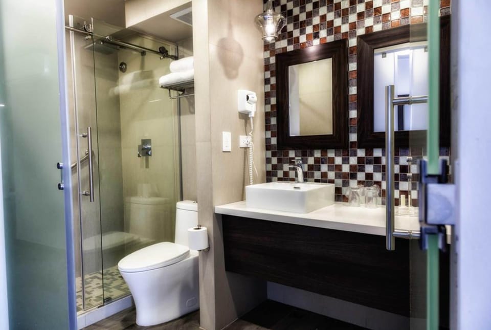 Combined shower/tub, rainfall showerhead, hair dryer, towels