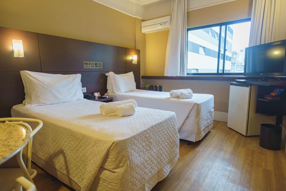 Executive Room, 2 Twin Beds | Premium bedding, minibar, in-room safe, desk