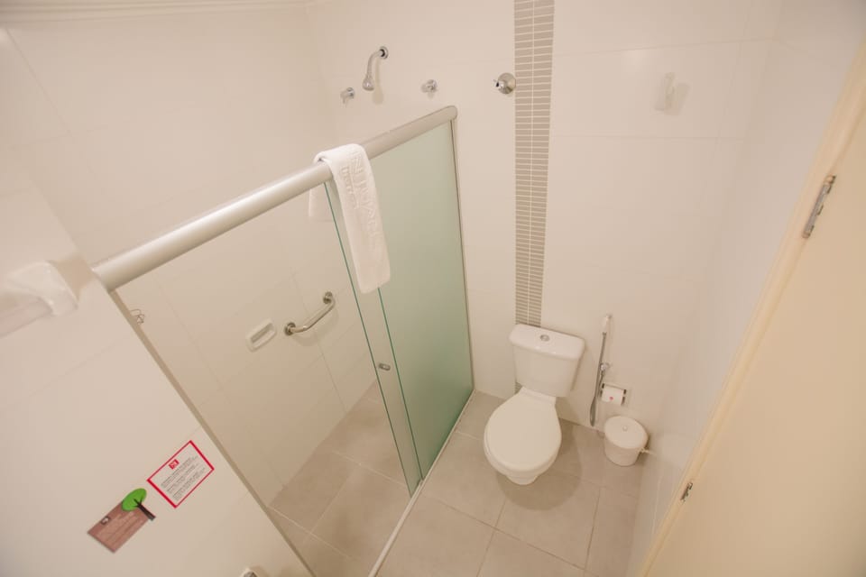 Shower, rainfall showerhead, free toiletries, hair dryer