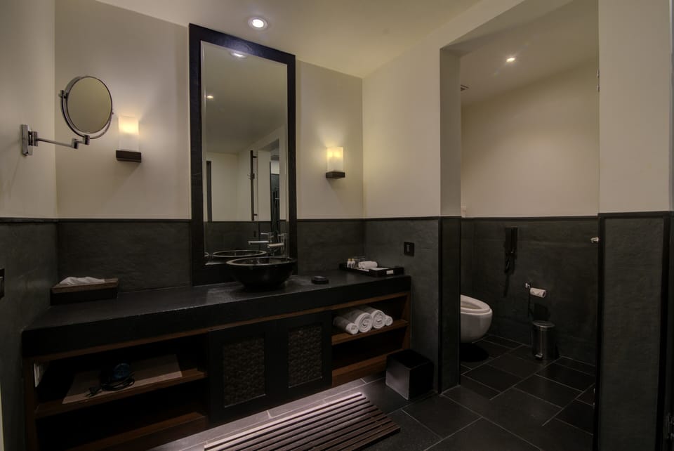 Deep soaking tub, free toiletries, hair dryer, towels