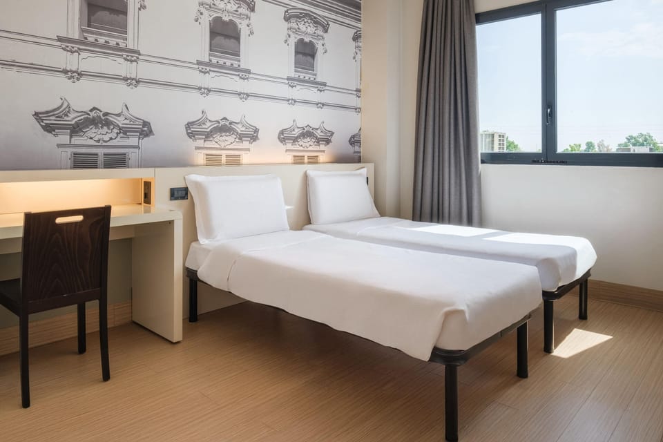 Twin Room, Non Smoking | Desk, WiFi (free), bed sheets