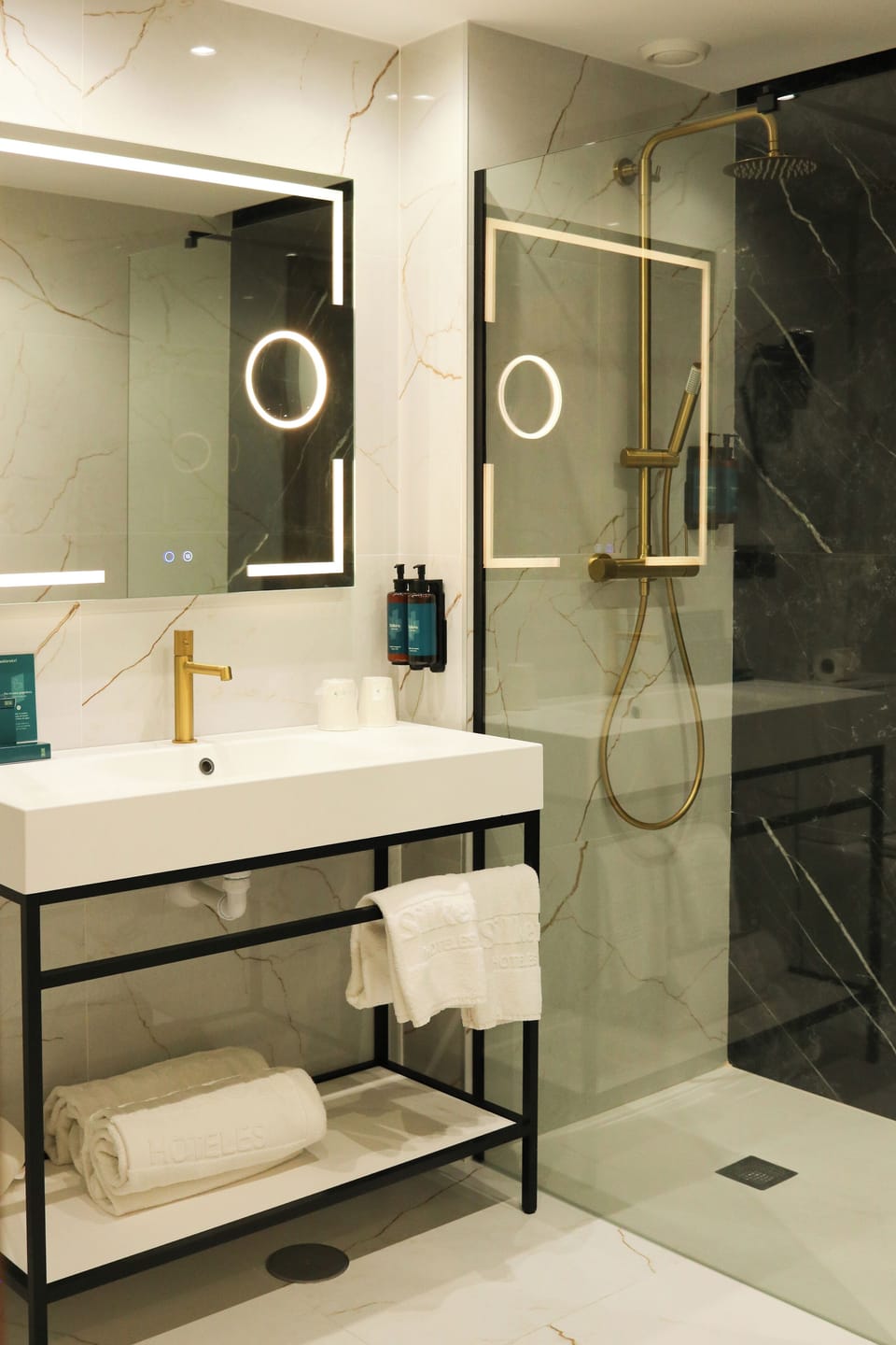 Bathtub, free toiletries, towels