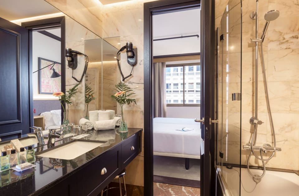 Combined shower/tub, free toiletries, hair dryer, bidet