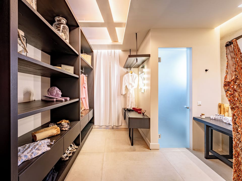 Instagrammable Suite | Hypo-allergenic bedding available, minibar, in-room safe, desk