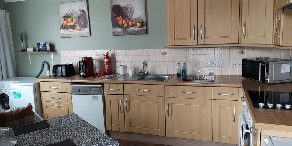 Traditional Cottage, 1 King Bed (no pets) | Private kitchen | Electric kettle