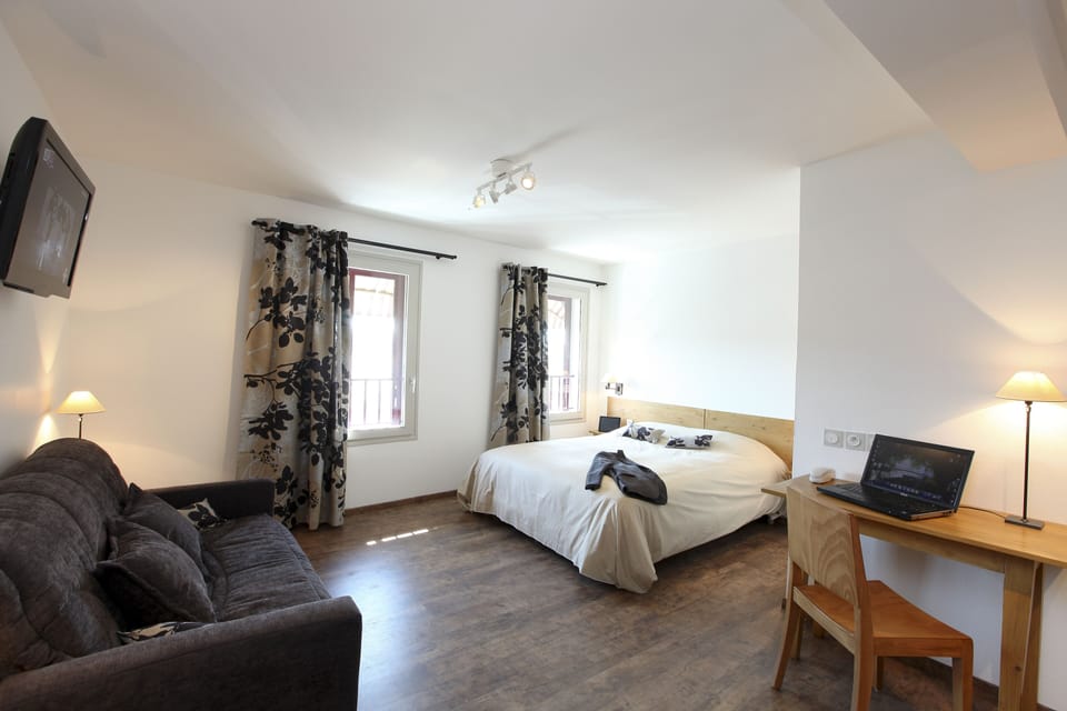 Superior Quadruple Room | Desk, blackout drapes, soundproofing, iron/ironing board