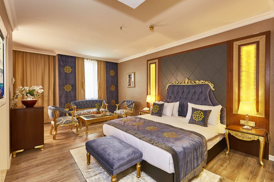 Luxury Suite | Minibar, in-room safe, blackout drapes, soundproofing