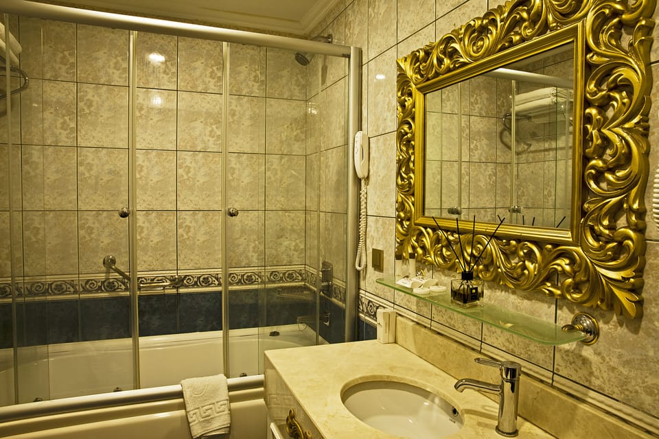 Luxury Suite | Bathroom | Shower, free toiletries, hair dryer, slippers