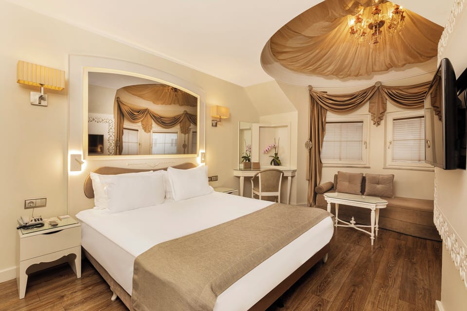 Deluxe Room, 1 Queen Bed | Minibar, in-room safe, blackout drapes, iron/ironing board