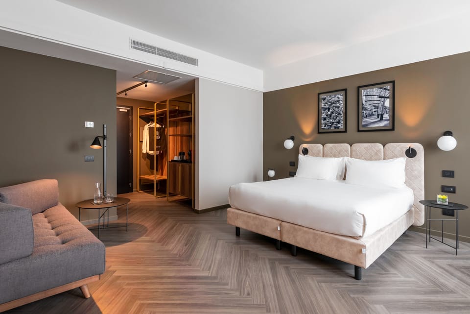Premium bedding, down comforters, minibar, in-room safe