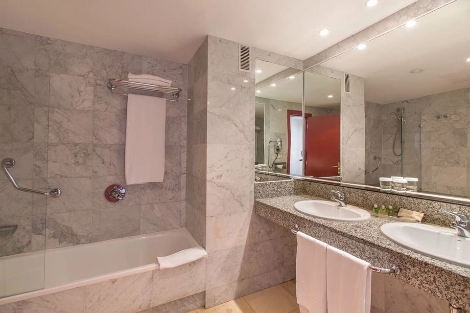Combined shower/tub, free toiletries, hair dryer, bidet