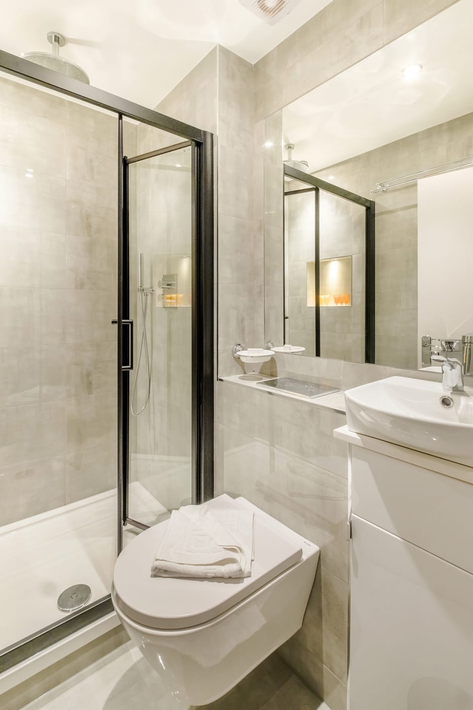 Single Room | Bathroom | Hair dryer, towels, soap, shampoo