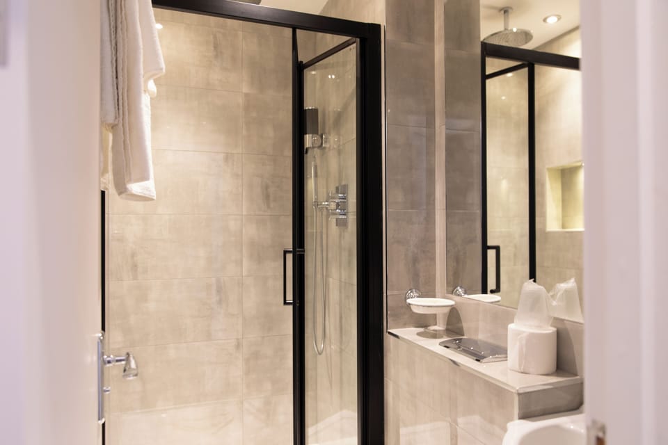 Twin Room | Bathroom | Hair dryer, towels, soap, shampoo
