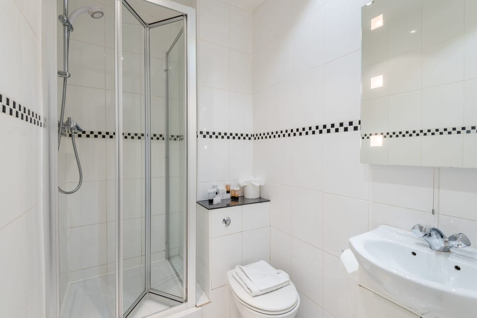 Triple Room | Bathroom | Shower, designer toiletries, hair dryer, towels