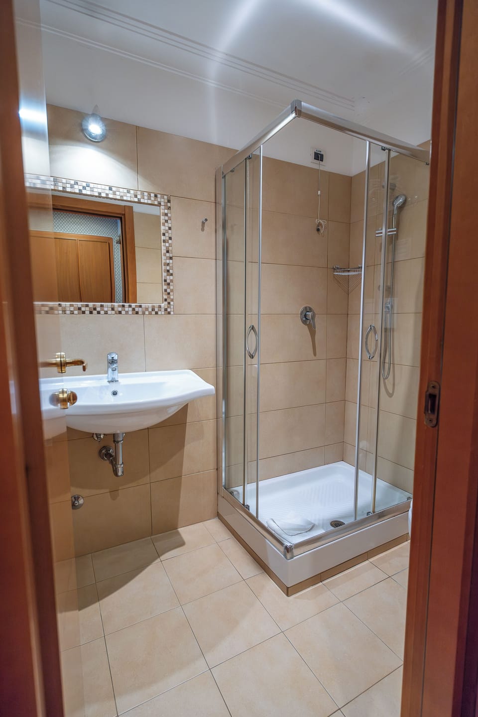 Doppia con Letti Singoli | Bathroom | Separate tub and shower, free toiletries, hair dryer, bidet