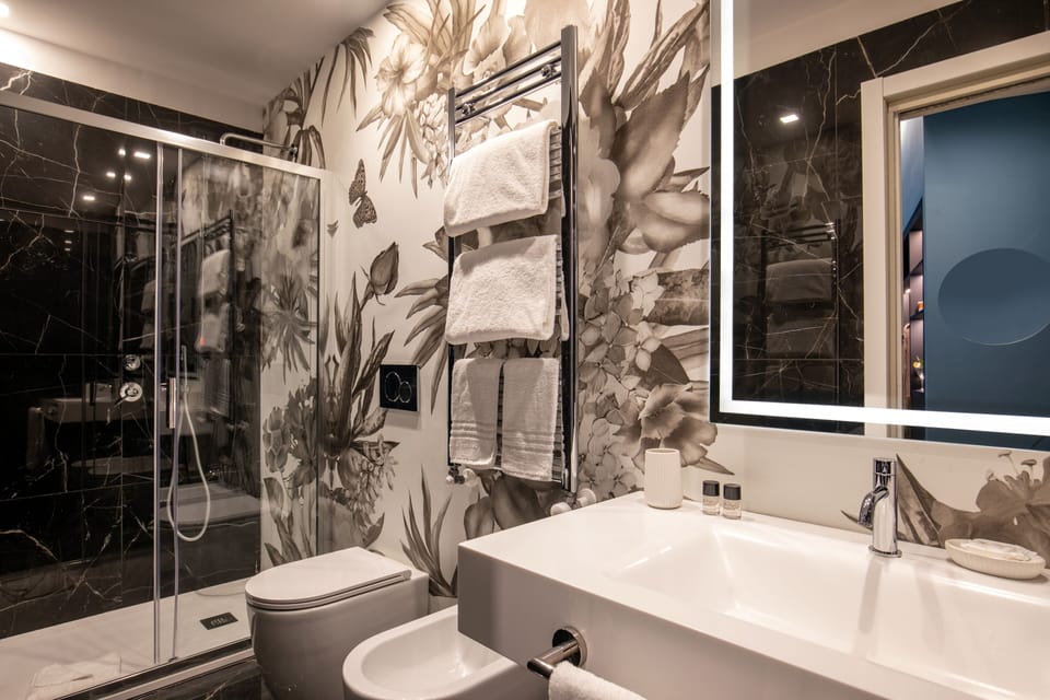 Classic Room | Bathroom | Shower, rainfall showerhead, hair dryer, bidet