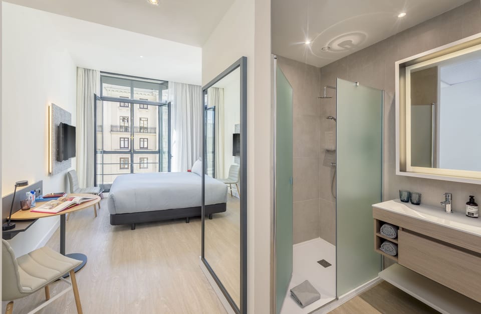 The Innside Room Gran Via View | Down comforters, free minibar, in-room safe, desk
