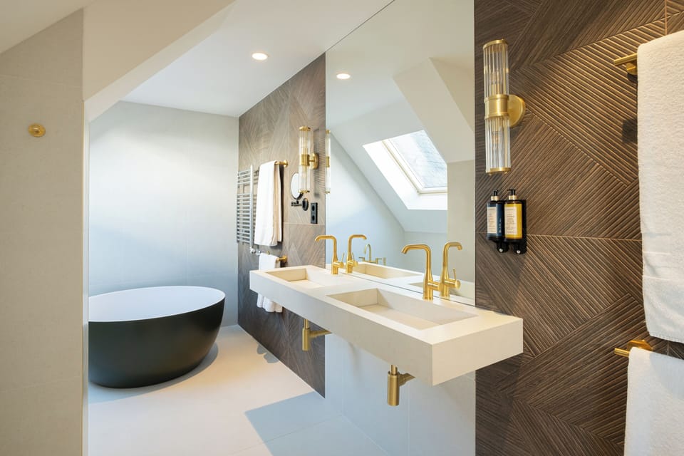 Combined shower/tub, jetted tub, eco-friendly toiletries, hair dryer