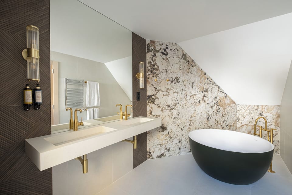 Combined shower/tub, jetted tub, eco-friendly toiletries, hair dryer