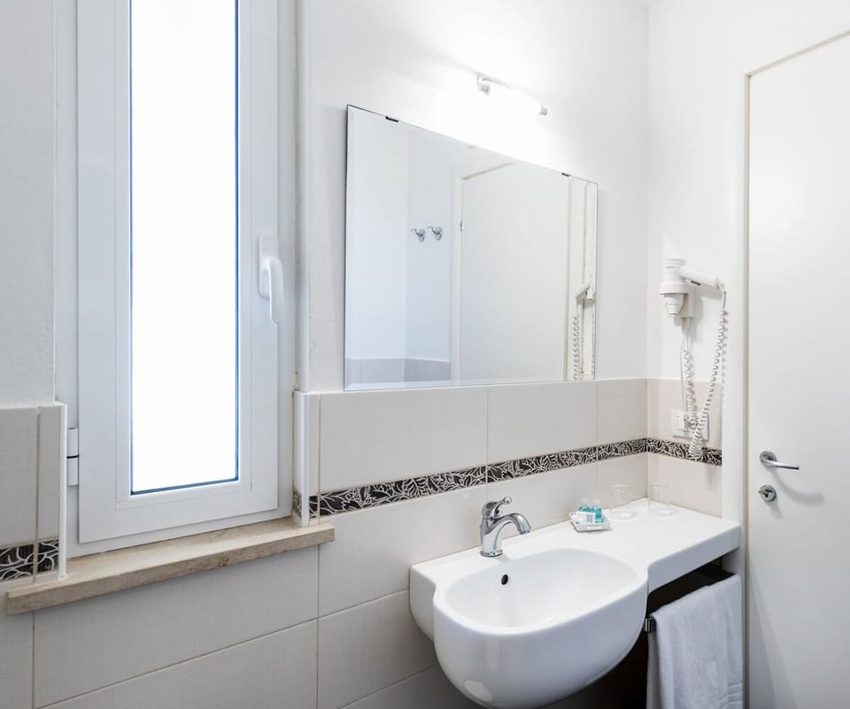 Superior Double or Twin Room | Bathroom | Shower, free toiletries, hair dryer, bidet