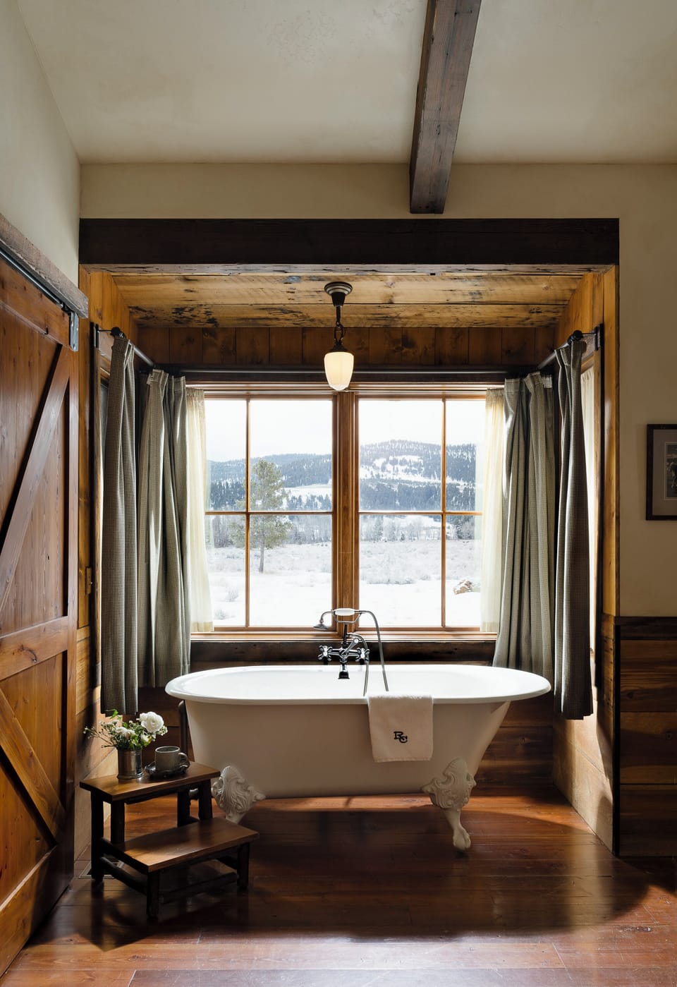 Ponderosa | Premium bedding, down comforters, pillowtop beds, minibar