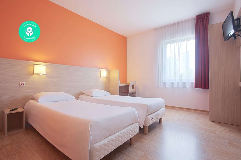 Standard Room, 2 Twin Beds | Business center