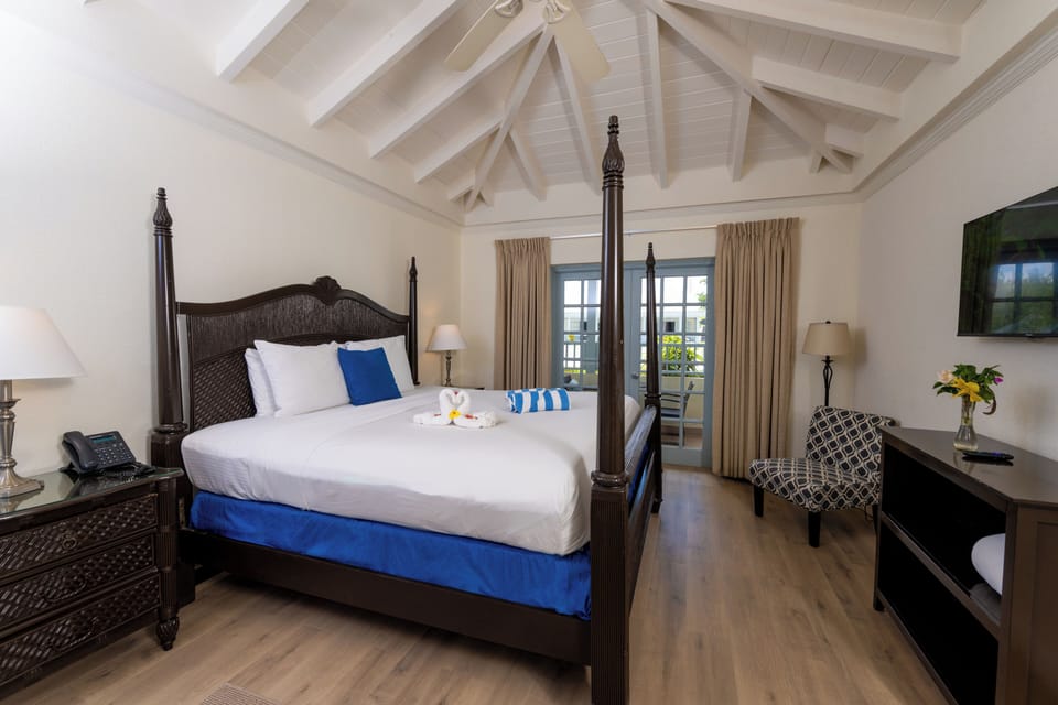Deluxe Room, 1 King Bed, Pool View | Pillowtop beds, in-room safe, blackout drapes, iron/ironing board