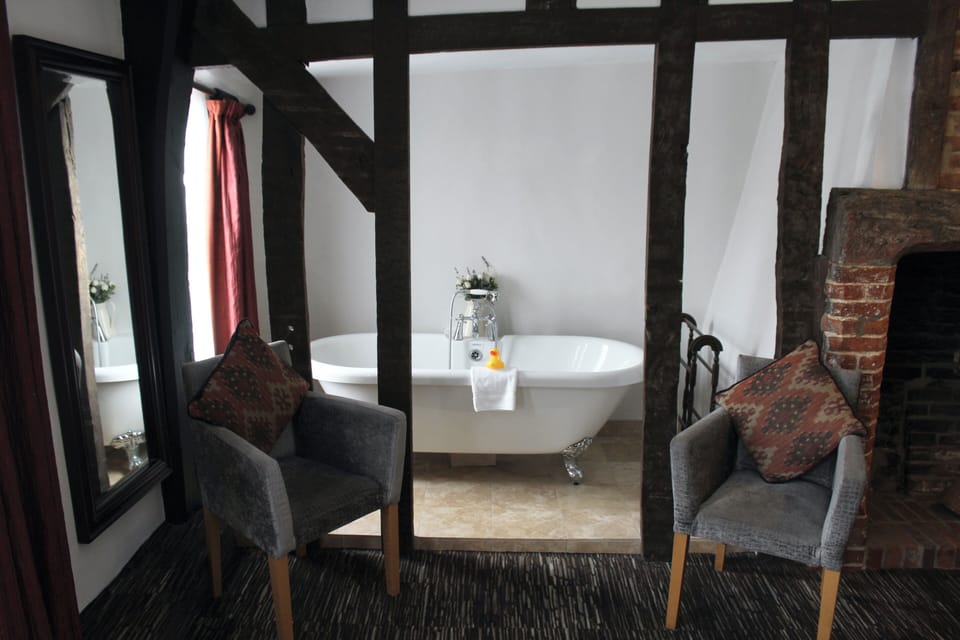 Deluxe Double Room | Bathroom | Combined shower/tub, free toiletries, hair dryer, towels