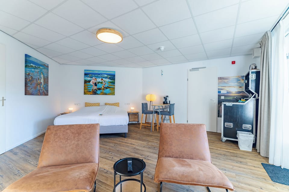 Studio Suite | Minibar, in-room safe, blackout drapes, iron/ironing board