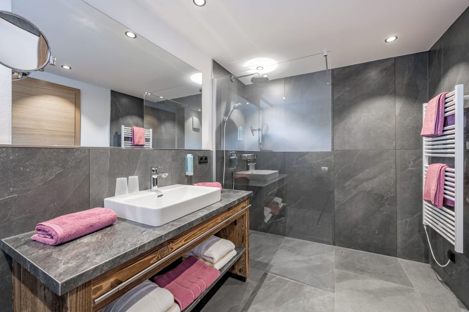 Grand Double Room | Bathroom | Free toiletries, hair dryer, bathrobes